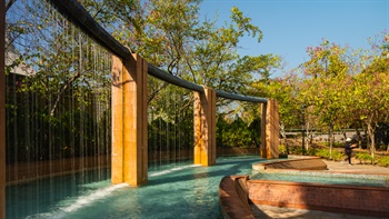 The water curtain at the entrance marks the transition from the Mei Foo residential area to the Lai Chi Kok Park’s recreational facilities. The view and the sound of the water enhances the entry experience.